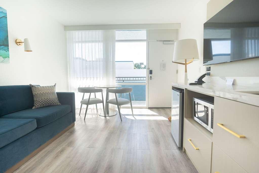 Daskk Near Universal Blvd, Ascend Collection Hotel 2*