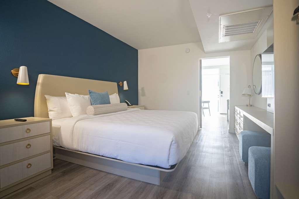 Daskk Near Universal Blvd, Ascend Collection Hotel